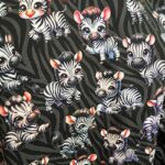 Zebry na ciemnym tle