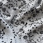 Czarne drobne kwiatki na białym tle