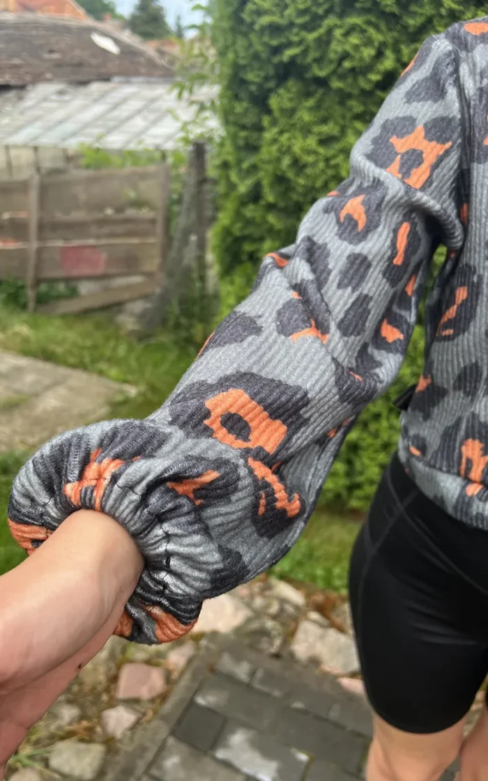 Sweter damski zapinany z dekoltem V FERRA